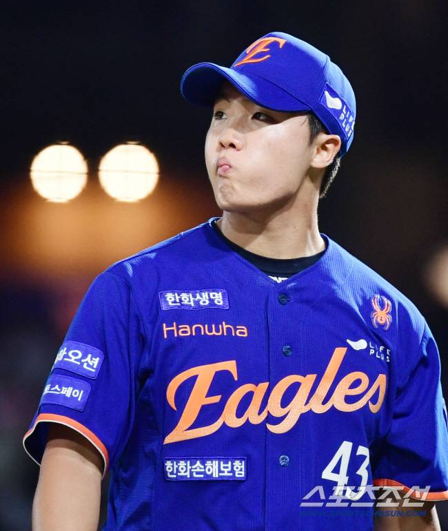 15일 창원NC파크에서 열린 NC와 한화의 경기. 6회 투구 후 마운드를 내려오는 한화 정우주. 창원=송정헌 기자songs@sportschosun.com/2025.08.15/