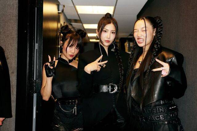 레이 아미와 이재, 오드리 누나(왼쪽부터)가 현지시간 7일 미국 NBC 토크쇼 '더 투나잇 쇼 스타링 지미 팰런'에 출연해 'Golden'의 라이브 무대를 처음으로 선보였다./NBC 'SNL' 소셜 미디어