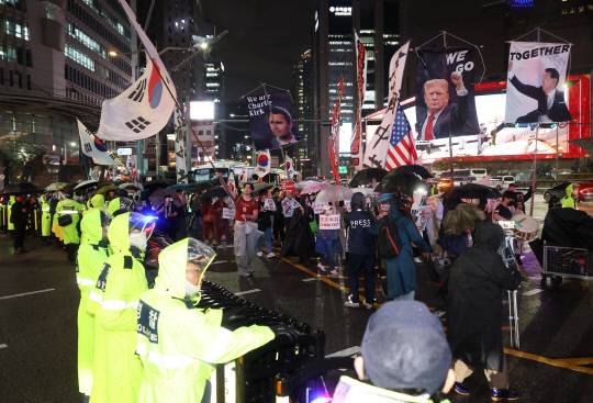 윤석열 전 대통령을 지지하는 극우 단체가 지난 9월 19일 오후 명동 주한중국대사관 인근에서 반중 집회를 벌이고 행진을 시작하자 경찰이 명동거리로 향하는 길을 막고 있다. 연합뉴스