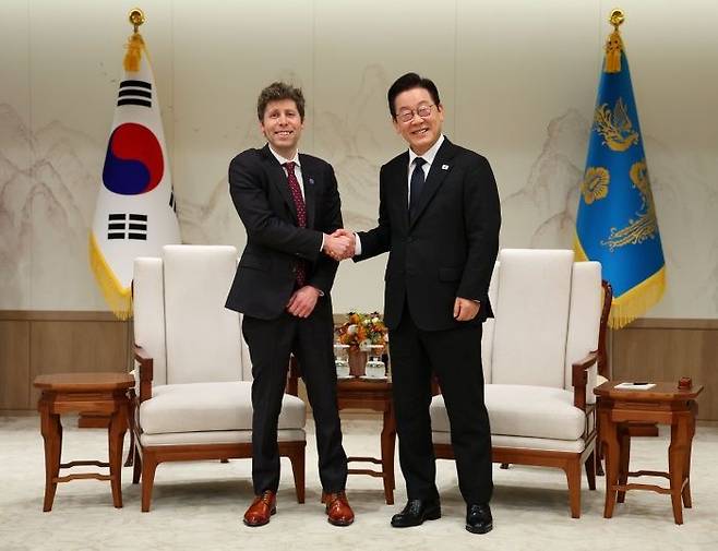 이재명 대통령이 지난 1일 서울 용산 대통령실 청사에서 샘 알트먼 오픈AI 대표 접견에 앞서 기념촬영을 하고 있다. ⓒ뉴시스