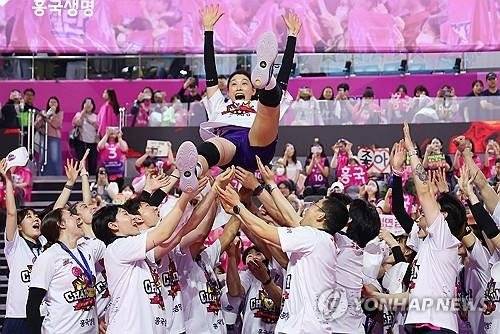 김연경 헹가레치는 흥국생명 선수들.연합뉴스