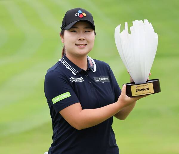 2025년 한국여자프로골프(KLPGA) 투어 신설 대회인 K-푸드 놀부·화미 마스터즈 우승을 차지한 홍정민 프로가 우승 트로피를 들고 기념 촬영하는 모습이다. 사진제공=KLPGA (사진을 무단으로 사용하지 마십시오.)