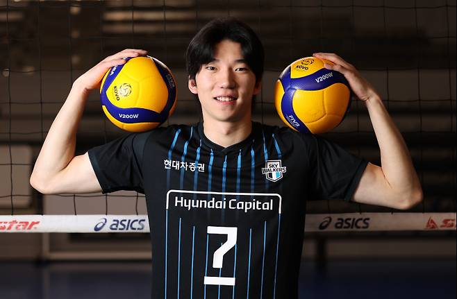 프로배구 V리그 남자부 현대캐피탈 허수봉이 23일 오후 충남 천안의 현대캐피탈 베이스캠프인 캐슬 오브 스카이워커스에서 진행한 일간스포츠와의 인터뷰에 앞서 포즈를 취하고 있다. 천안=김민규 기자 mgkim1@edaily.co.kr3/