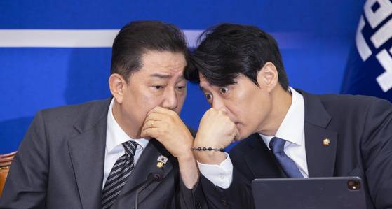 김병기 더불어민주당 원내대표가 12일 국회에서 열린 최고위원회의에서 정청래 대표의 발언을 듣다 한준호 최고위원과 대화하고 있다. 연합뉴스