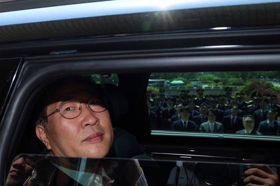 내란 특검팀(특별검사 조은석)이 박성재 전 법무부장관은 내란 범죄의 순차 공모범이라고 구속영장 청구서에 기재했다. 박 전 장관이 지난 6월 5일 오전 경기 과천시 정부과천청사에서 열린 이임식을 마친 후 차량에 오르고 있다. 뉴스1