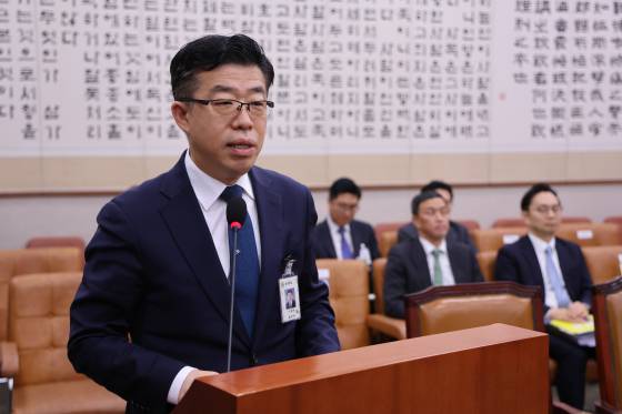 박성재 전 법무부장관은 지난해 12월 3일 계엄 선포 후 법무부로 이동하며 신용해 당시 법무부 교정본부장과 통화했다. 이후 내란 특검팀(특별검사 조은석)은 법무부 등을 압수수색하며 교정본부가 구치소별 추가 수용 인원을 점검해 문건을 작성했다가 삭제한 사실을 확인했다. 사진은 신 전 본부장이 지난 1월 20일 국회 법제사법위원회 전체회의에서 의원 질의에 답하는 모습. 뉴스1