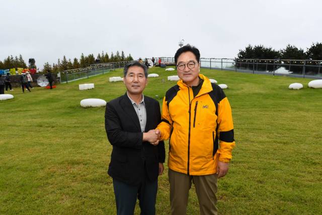 ▲ 서울시 노원구 ‘즐거운산악회’ 회원들의 양구 방문 행사가 11일 한반도섬 일원에서 서흥원 양구군수, 정창수 군의장 및 군의원, 우원식 국회의장, 유정배 더불어민주당 지역위원장 등이 참석한 가운데 열렸다.