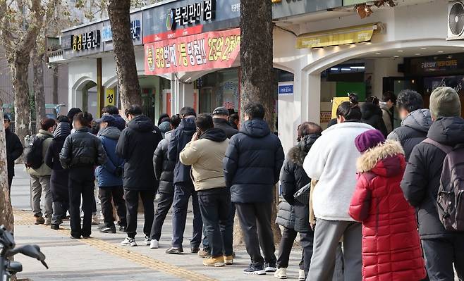서울 노원구의 한 복권판매점 앞에서 시민들이 로또 구매를 위해 줄을 서고 있다. 2025.1.1 사진=연합뉴스