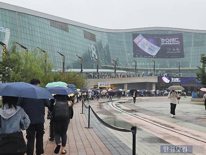 지난 10일 일산 킨텍스에서 열린 '호요랜드2025' 행사장에서 관람객들이 2층에서부터 내려와 1층 행사장 입구로 차례차례 들어가고 있다. 사진=박수빈 기자