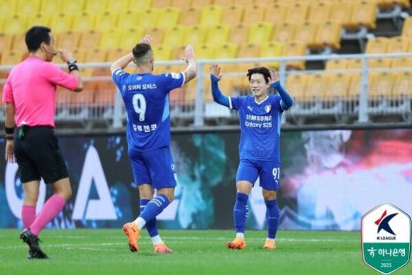 12일 수원월드컵경기장에서 열린 K리그2 2025 수원 삼성과 천안의 34라운드 맞대결서 전반 21분 추가골을 넣은 수원의 박지원이 일류첸코와 기뻐하고 있다. 프로축구연맹 제공