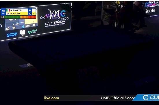 당구테이블을 비추는 조명이 꺼져 ‘블랙 아웃’ 상태가 된 조명우-자네티 경기 테이블. (사진=SOOP 중계화면 캡처)