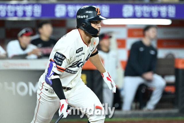 29일 대전 한화생명 볼파크 야구장에서 열린 '2025 신한 SOL BANK KBO리그' LG 트윈스와 한화 이글스 경기. 한화 리베라토가 5회말 2사 2루에 안타를 치고 있다./마이데일리