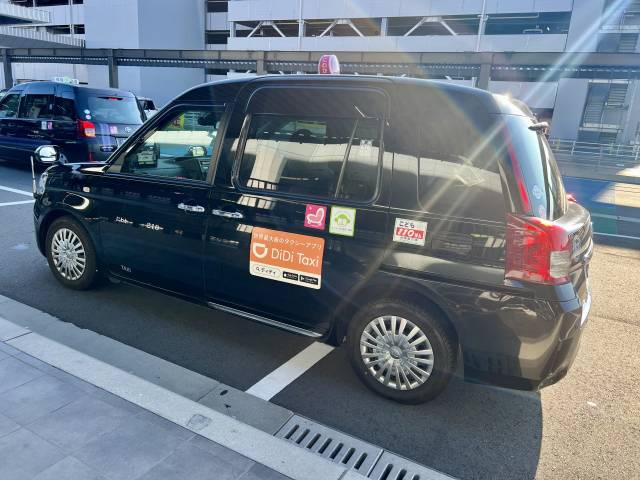 일본 후쿠오카공항에 중국의 차량 공유 서비스 업체 디디의 서비스를 제공하는 차량이 정차하고 있다. 김광수특파원.