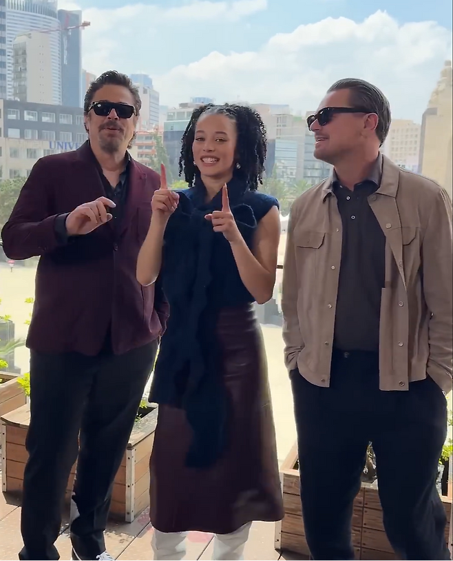 영화 ‘원 배틀 애프터 어나더’가 평단의 호평을 얻는 가운데, 신예 배우 체이스 인피니티(중간)의 MZ식 영화 홍보 역시 높은 관심을 끈다. 체이스가 촬영한 숏폼 영상은 베니시오 델 토로(왼쪽)와 디카프리오 등 거물의 등장으로 눈길을 끌며 작품의 흥행세를 견인하고 있다. 사진 | 워너브라더스 인스타그램 영상 캡처