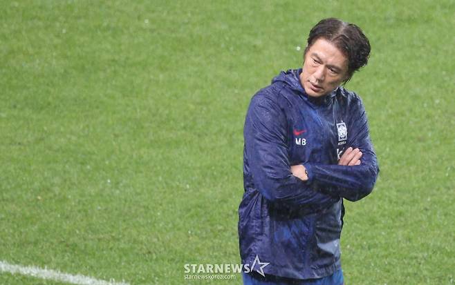 한국 축구 국가대표팀이 10일 서울월드컵경기장에서 브라질 대표팀과 친선경기를 벌였다. 홍명보 감독이 브라질의 연속 득점에 허탈해히고 있다. /사진=김진경 대기자