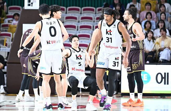 김선형(가운데)이 12일 창원체육관에서 열린 2025~2026시즌 프로농구 정규리그 중 선수들의 부축을 받으며 일어나고 있다. /사진=KBL 제공