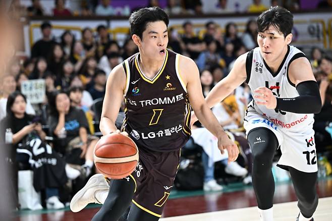 유기상(왼쪽)이 12일 창원체육관에서 열린 2025~2026시즌 프로농구 정규리그 KT전에서 돌파를 시도하고 있다. /사진=KBL 제공