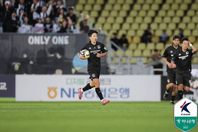 성남FC 이정빈이 12일 탄천종합운동장에서 열린 인천 유나이티드전에서 만회골을 넣은 뒤 경기 재개를 위해 공을 챙겨 하프라인으로 향하고 있다. /사진=한국프로축구연맹 제공
