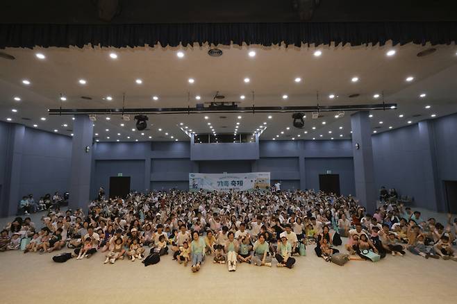 지난 6월 진행된 경기도 아빠하이 가족축제 참여자들이 기념촬영을 하고 있다. 사진=경기도여성가족재단