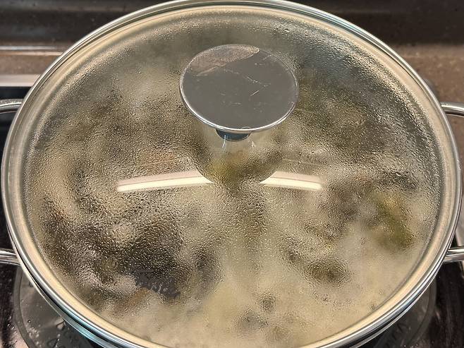 뚜껑 덮인 냄비