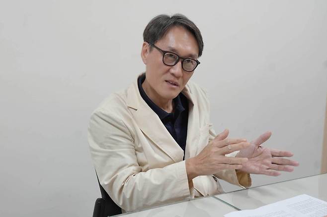 백기현 여의도 성모병원 내분비내과 교수(대한골대사학회 이사장)가 뉴스1과 골다공증 치료를 위해 치료 연속성이 중요하다는 것을 강조하고 있다.(대웅제약 제공)/뉴스1