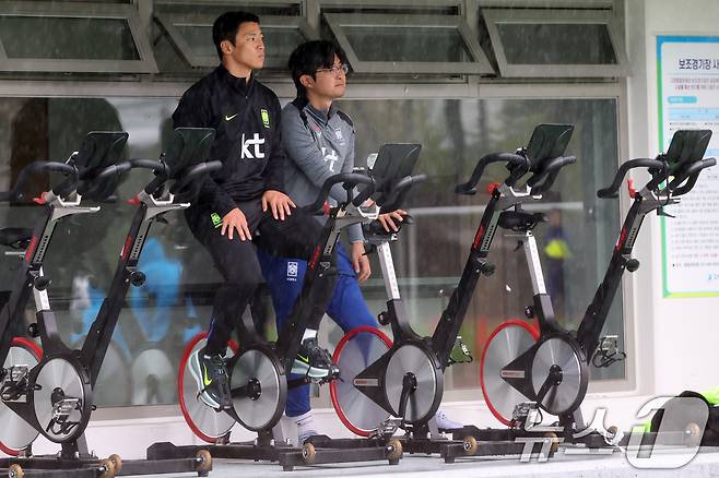 대한민국 남자 축구 국가대표팀 황희찬이 13일 오후 경기도 고양시 일산서구 고양종합운동장 보조구장에서 사이클을 타며 훈련을 지켜보고 있다. 축구대표팀은 오는 14일 오후 8시 서울월드컵경기장에서 파라과이와 평가전을 치른다. 2025.10.13/뉴스1 ⓒ News1 황기선 기자