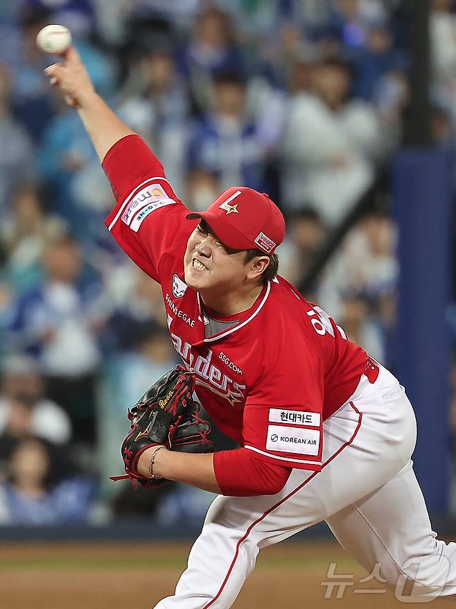 13일 오후 대구 삼성라이온즈파크에서 열린 프로야구 2025 신한 SOL뱅크 KBO 준플레이오프 3차전 SSG 랜더스와 삼성 라이온즈의 경기, SSG 5회말 등판해 힘차게 공을 던지고 있다. 2025.10.13/뉴스1 ⓒ News1 김진환 기자