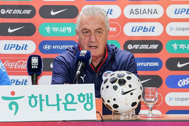 파라과이 축구대표팀 구스타보 알파로 감독이 13일 공식 기자회견에서 취재진의 질문에 대답하고 있다. 사진 | 고양=연합뉴스