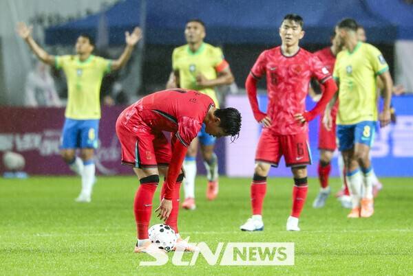 10일 서울 마포구 서울월드컵경기장에서 열린 남자 축구 국가대표 10월 A매치 친선전 대한민국과 브라질의 경기, 손흥민이 프리킥을 준비하고 있다. /사진=뉴시스