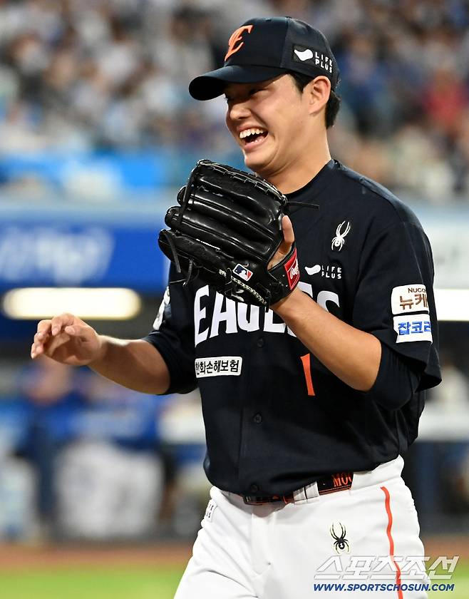 6일 대구 삼성라이온즈파크에서 열린 한화와 삼성의 경기, 6회말 2사 2루 한화 문동주가 삼성 구자욱을 삼진으로 잡아내 이닝을 끝낸 뒤 미소짓고 있다. 대구=허상욱 기자wook@sportschosun.com/2025.09.06/