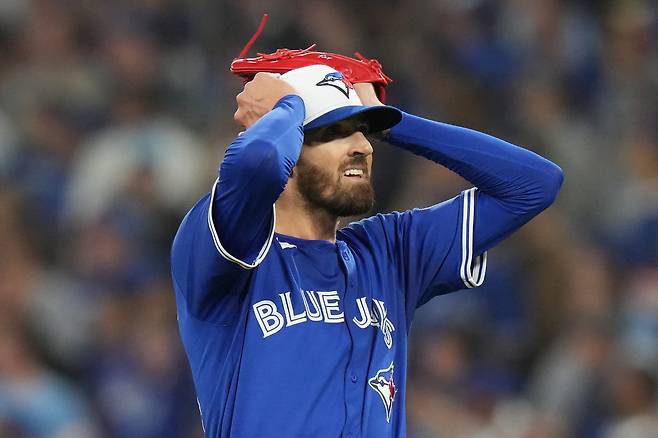 토론토 선발 케빈 가우스먼이 6회 칼 롤리에게 홈런을 내준 뒤 안타까워 하고 있다. AP연합뉴스