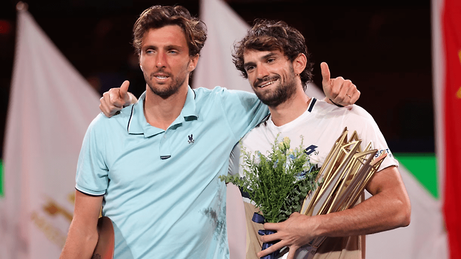 상하이 ATP 마스터스에서 깜짝 우승한 바쳬로(오른쪽)와 준우승한 사촌 형 린더크네쉬, 사촌 형제의 대결이라 마치 둘 다 승자라는 듯 모두 엄지를 세우고 있다. 올림픽 닷컴