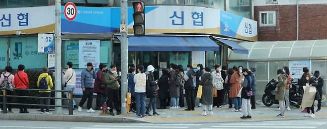 과거 고금리 특판 상품에 가입하기 위해 영업시간 전부터 대기하던 예테크족 모습. 연합뉴스