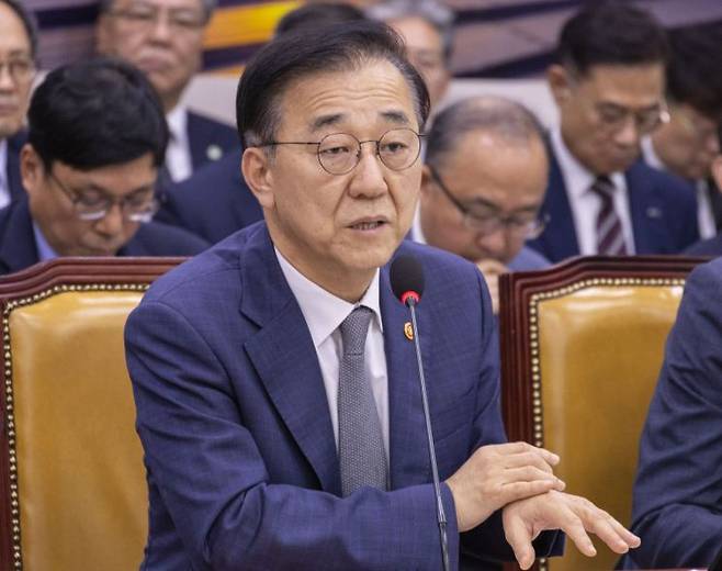 김윤덕 국토교통부 장관이 13일 국회에서 열린 2025년도 국토교통위원회 국정감사에 출석해 의원 질의에 답하고 있다. 연합뉴스