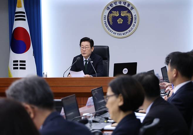 이재명 대통령이 13일 서울 용산 대통령실 청사에서 열린 수석보좌관회의에서 발언하고 있다. /뉴시스