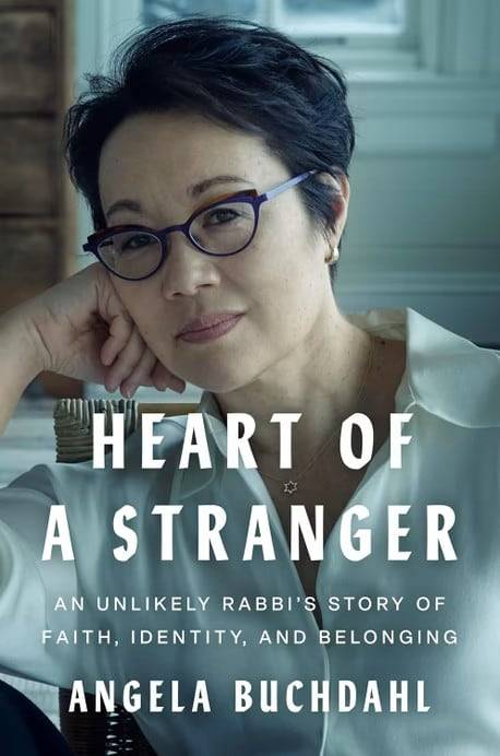 뉴욕 센트럴 유대교 회당의 안젤라 부흐달 수석 랍비가 쓴 자서전 Heart of a Stranger 표지. 그는 이 책에서 "인생의 대부분을 유대 공동체에서 '이방인'으로 살았지만, 이방인으로 사는 경험을 이해할 때 소외되고 배제된 이들에 대한 깊은 공감을 배우게 된다"고 썼다.
