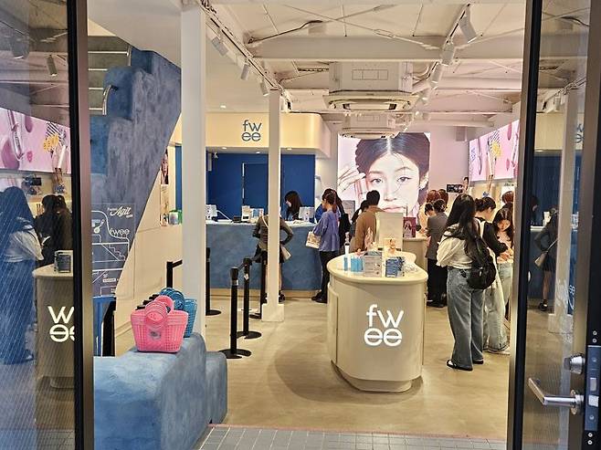 지난 3일 일본 도쿄 신오쿠보에 있는 퓌 매장이 사람들로 붐비고 있다. 사진=이정화 기자