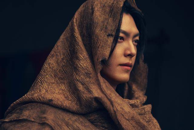 넷플릭스 '다 이루어질지니'에서 램프의 정령 '이블리스' 역할을 맡은 김우빈. 넷플릭스 제공