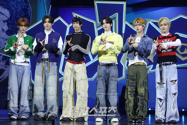 투어스(TWS) 한진, 영재, 도훈, 신유, 경민, 지훈이 13일 오후 서울 광진구 예스24라이브홀에서 열린 미니 4집 'play hard' 미디어 쇼케이스에서 포토타임을 갖고 있다. 투어스는 과열된 상태를 뜻하는 타이틀곡 ‘OVERDRIVE(오버드라이브)’를 통해 사랑에 푹 빠진 청춘의 역동적인 감정을 노래한다. 서병수 기자 qudtn@edaily.co.kr /2025.10.13/