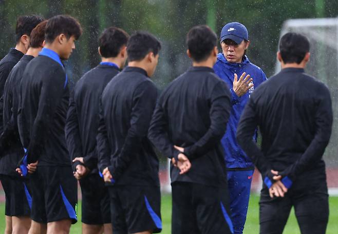 <yonhap photo-5653=""> 지시하는 홍명보 감독 (고양=연합뉴스) 서대연 기자 = 홍명보 대한민국 축구 국가대표팀 감독이 파라과이와의 평가전을 하루 앞둔 13일 경기도 고양시 고양종합운동장 보조구장에서 열린 공식 훈련에서 선수들에게 지시하고 있다. 2025.10.13 dwise@yna.co.kr/2025-10-13 16:15:35/ <저작권자 ⓒ 1980-2025 ㈜연합뉴스. 무단 전재 재배포 금지, AI 학습 및 활용 금지></yonhap>