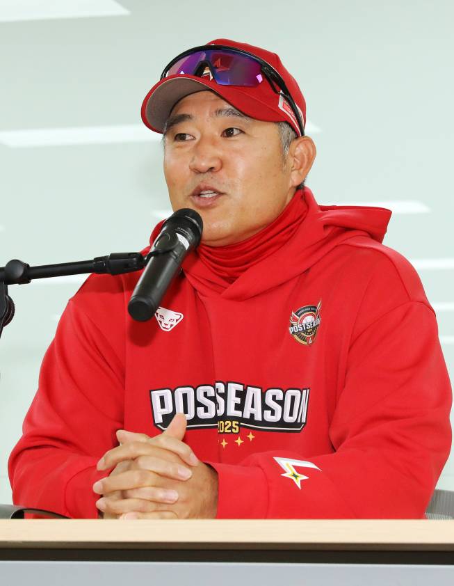 13일 준플레이오프 3차전에 앞서 취재진과 인터뷰하는 이숭용 감독. SSG 제공