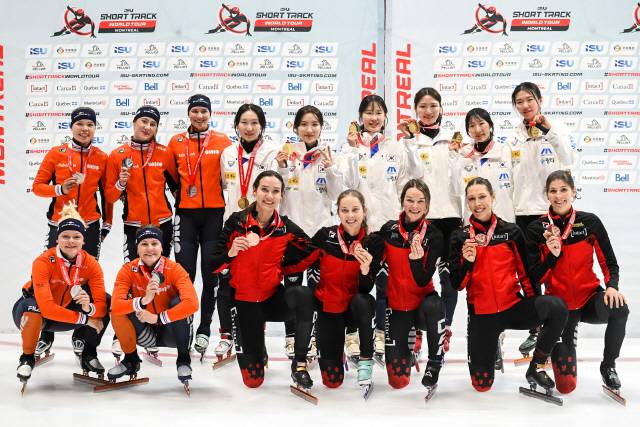 ▲ 한국 쇼트트랙 국가대표팀이 12일(한국 시간) 캐나다 몬트리올에서 열린 2025-2026 ISU 쇼트트랙 월드투어 1차 대회 여자 3000m 계주에서 금메달을 차지한 뒤 기념 촬영하고 있다. 연합뉴스