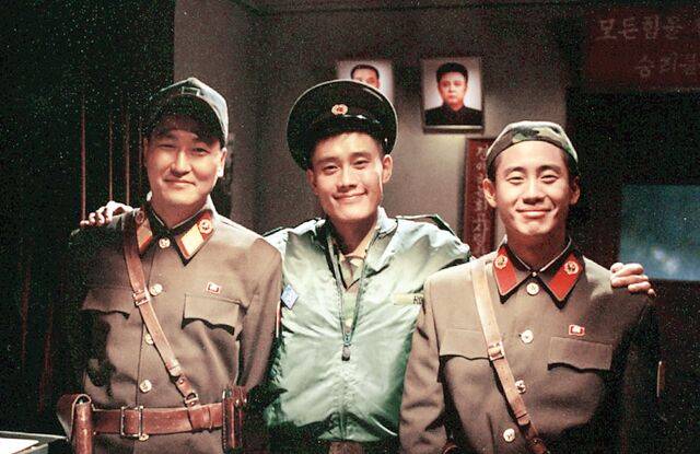 북한군과 우정을 쌓은 남한 육군 병장(가운데) 역을 맡은 '공동경비구역 JSA'. CJ ENM 제공