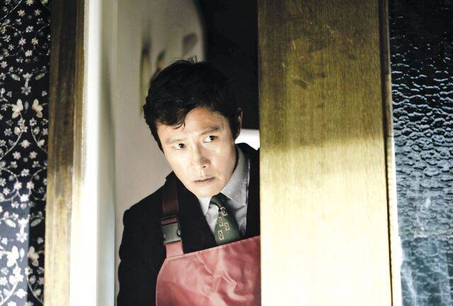 해고당한 뒤 재취업에 나선 중년 가장을 연기한 '어쩔수가없다'. CJ ENM 제공