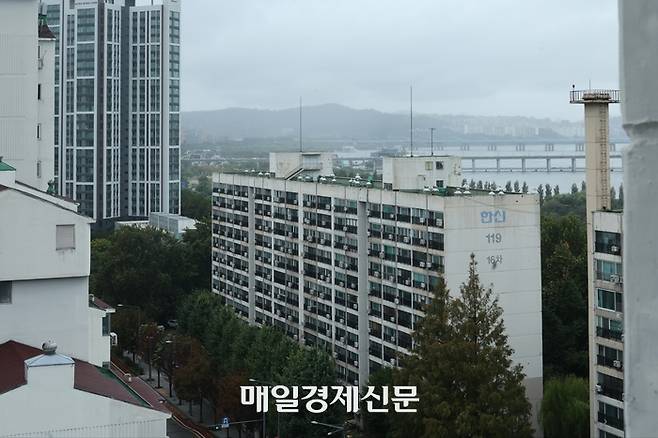 신반포16차 아파트 전경. <김재훈기자>