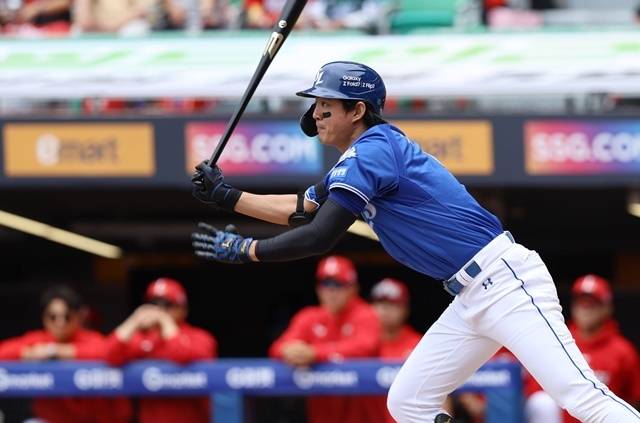 구자욱이 준플레이오프 2차전에서 안타를 치고있다. 사진=삼성 제공