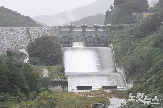 일부 수문을 개방한 오봉저수지. 전영래 기자