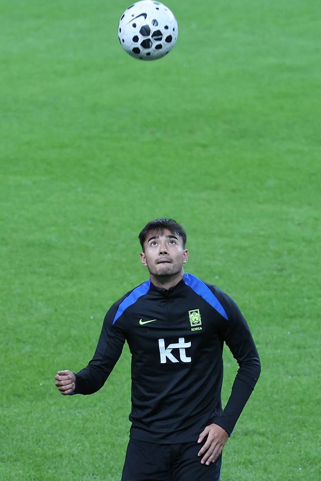축구국가대표팀 미드필더 카스트로프(오른쪽)의 첫 국내 A매치 출전을 놓고 독일 매체에서도 큰 관심을 보였다. 사진은 10일 서울월드컵경기장에서 열린 브라질과 평가전을 앞두고 공 트래핑 연습을 하는 모습. 상암│뉴시스