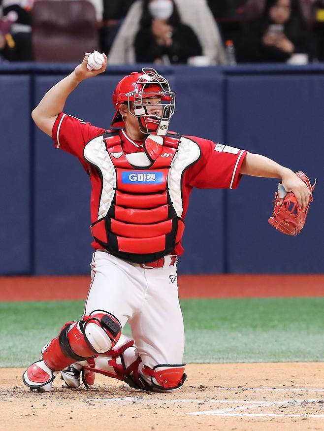 SSG 이지영이 13일 대구 삼성과 준PO 3차전에 9번타자 포수로 선발 출전한다. 사진제공|SSG 랜더스