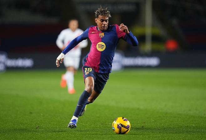 바르셀로나 라민 야말이 18일 라요 바예카노전에서 드리블 질주를 하고 있다. Getty Images코리아